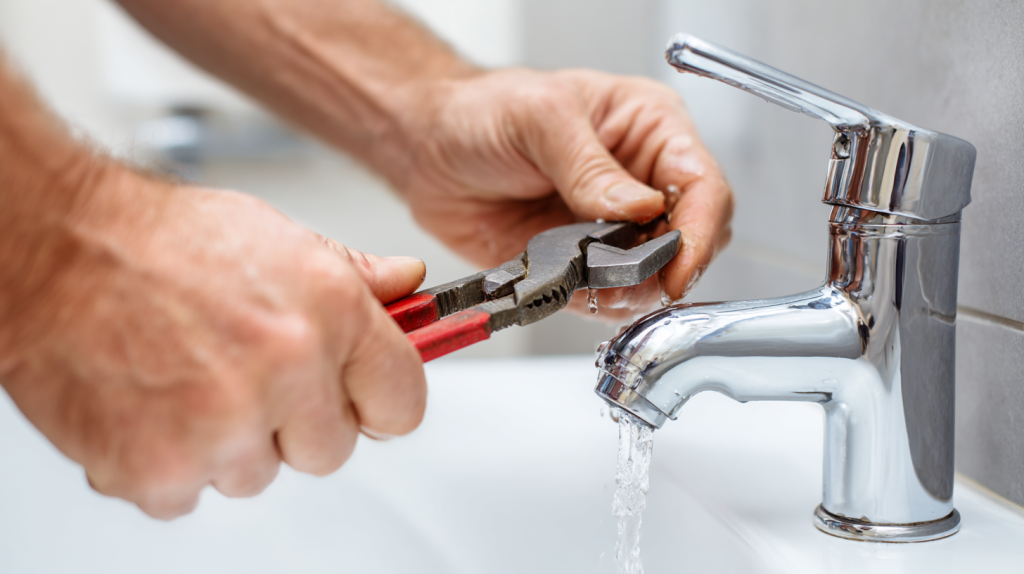 蛇口の水漏れを止める作業中の手元