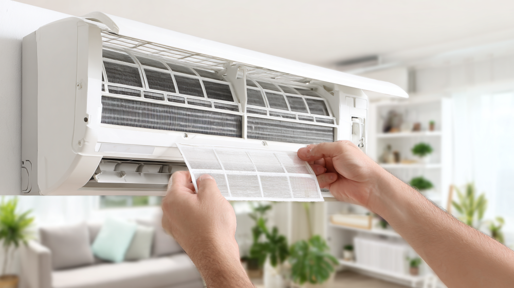 エアコンのメンテナンスと効率アップの様子