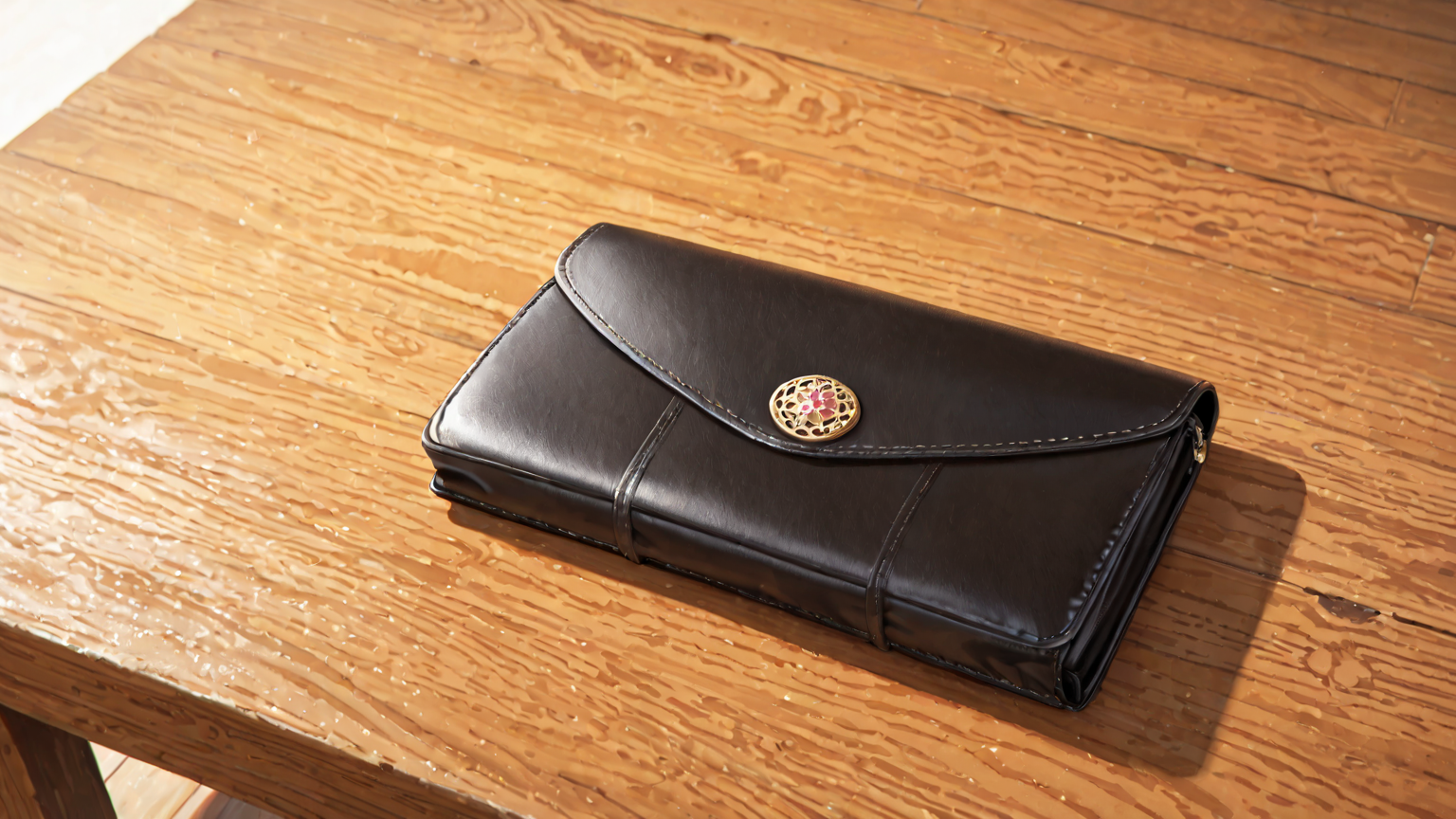 きれいな革財布を手入れしている様子