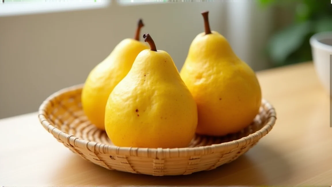 かごに入った、黄色く熟したかりん
